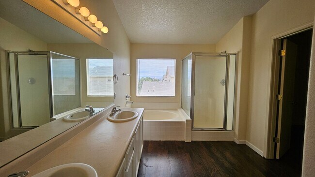 Building Photo - 5 Bed 3 Bath