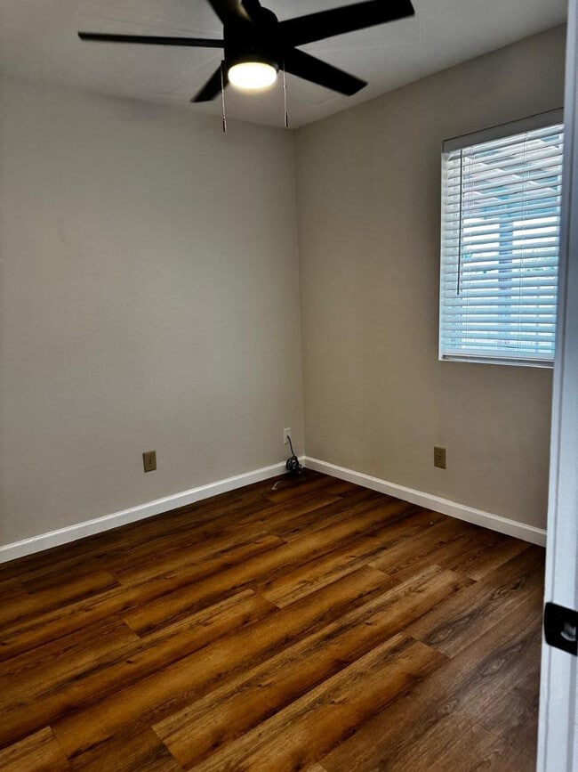 Building Photo - 442 S 32nd Pl