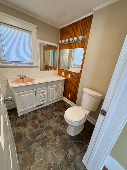 Building Photo - 645 Phillips St