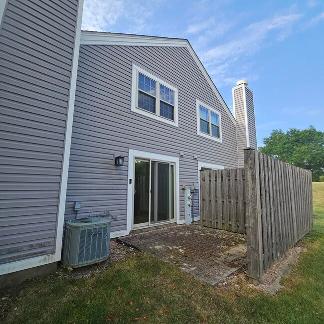 Building Photo - 1368 N Knollwood Dr