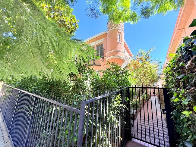 Building Photo - Very Unique Spacious sleek One Bedroom - O...