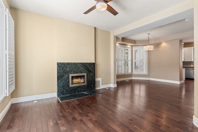 Building Photo - Beautifully updated 3 BR 3 bath Victorian home 7 blocks from Washington Park