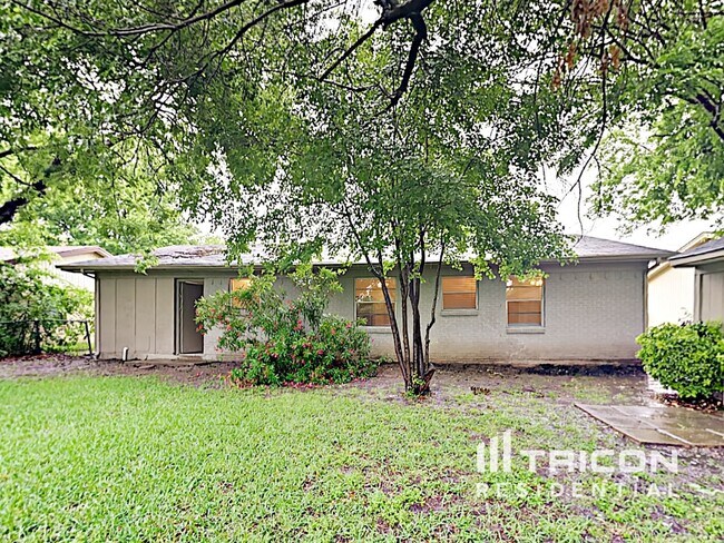 Building Photo - 3221 Edgebrook Dr