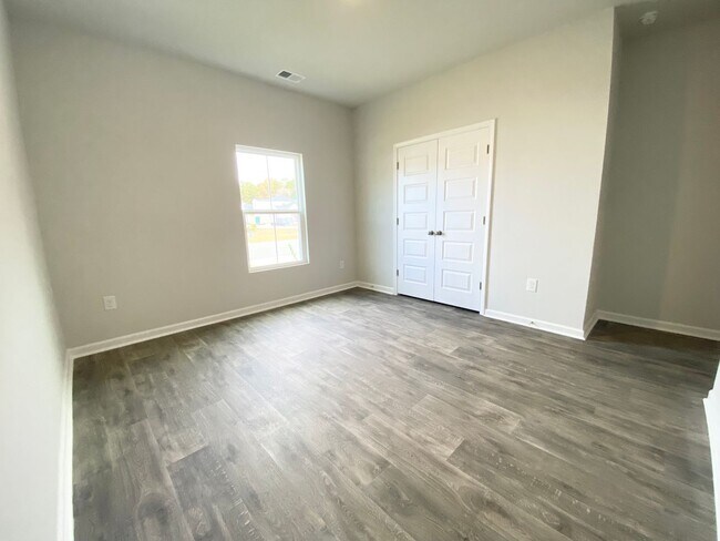 Building Photo - LIKE NEW home in a new subdivision!