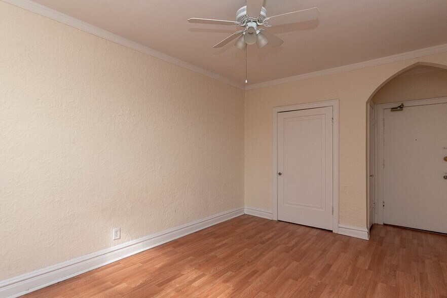 Building Photo - 4842 N Damen Ave