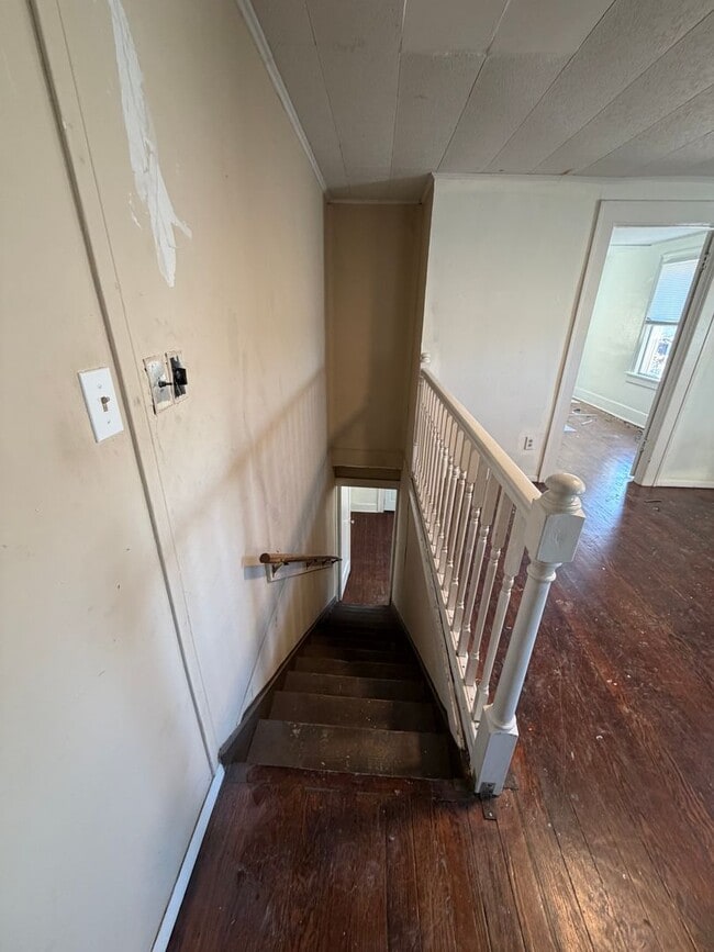 Building Photo - Spacious Duplex