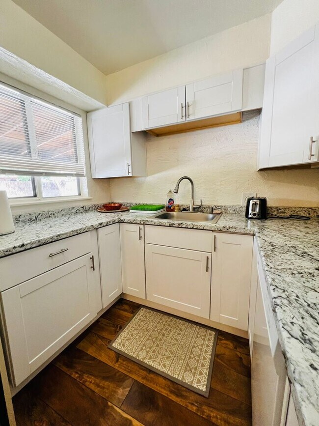 Building Photo - 1643 Stewart St