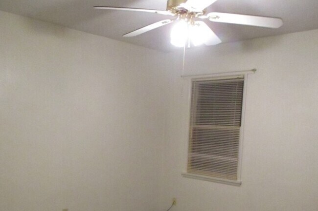 Building Photo - 704 Academy St