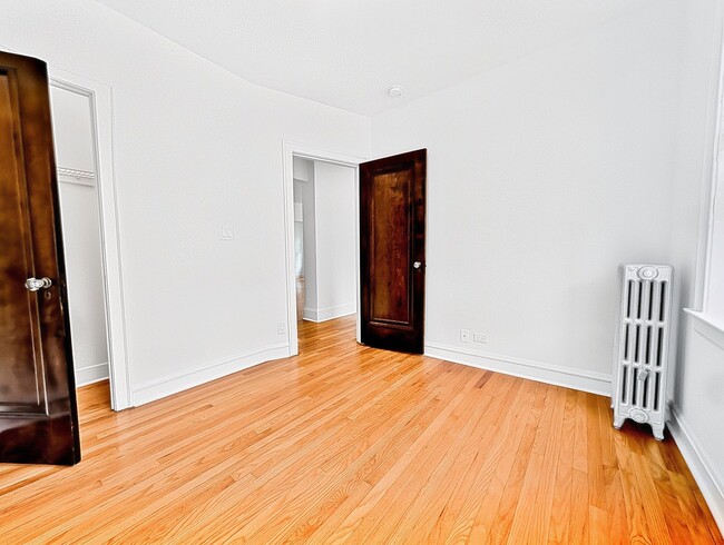 Building Photo - Bright and Sunny Updated 3-bed/1-bath near Loyola