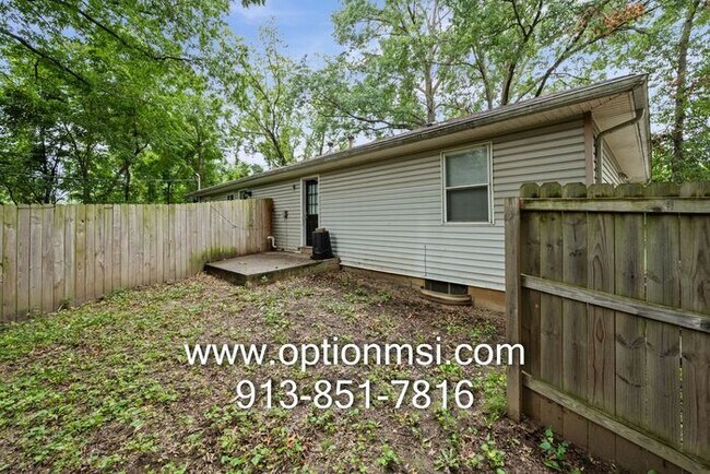 Building Photo - Very Spacious and ready for immediate move-in!!
