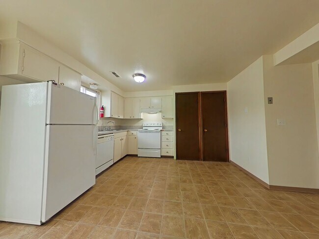 Building Photo - 2 Bedroom Apartment ~ Albany ~ Small Pet Friendly