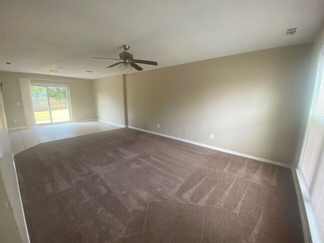 Building Photo - Beautiful 2 Story Home, Centrally Located in a Quiet Neighborhood! *1/2 OFF 1st Month's Rent!*