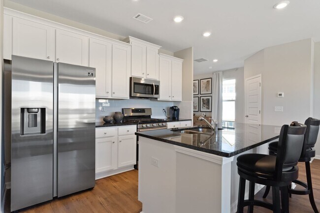 Building Photo - 3 BEDROOM TOWNHOME IN OAKWOOD! Rabun Floorplan