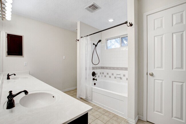Building Photo - ***APPLICATION CURRENTLY UNDER REVIEW***MO...