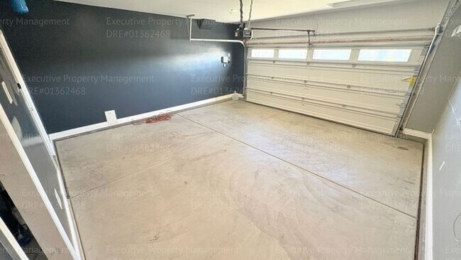 Building Photo - 3 bedroom 2 bathroom home located in a cul- de- sac in a Southwest Bakersfield neighborhood
