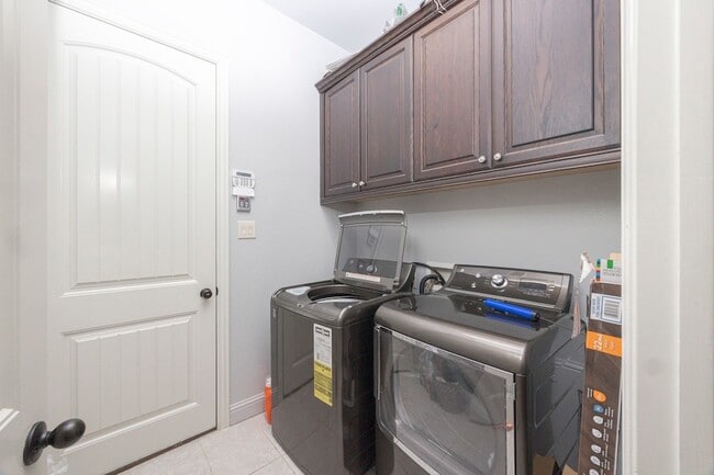Building Photo - 5579 Lightfoot Ln