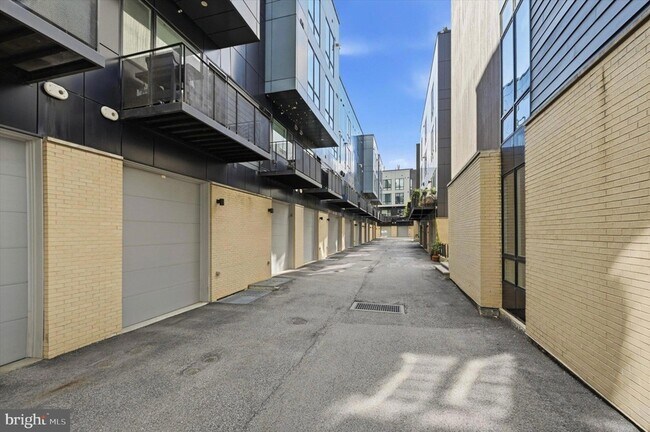 Building Photo - 602 N 5th St