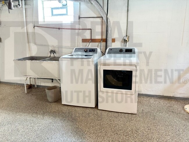 Building Photo - Charming 3bed/2bath Available NOW