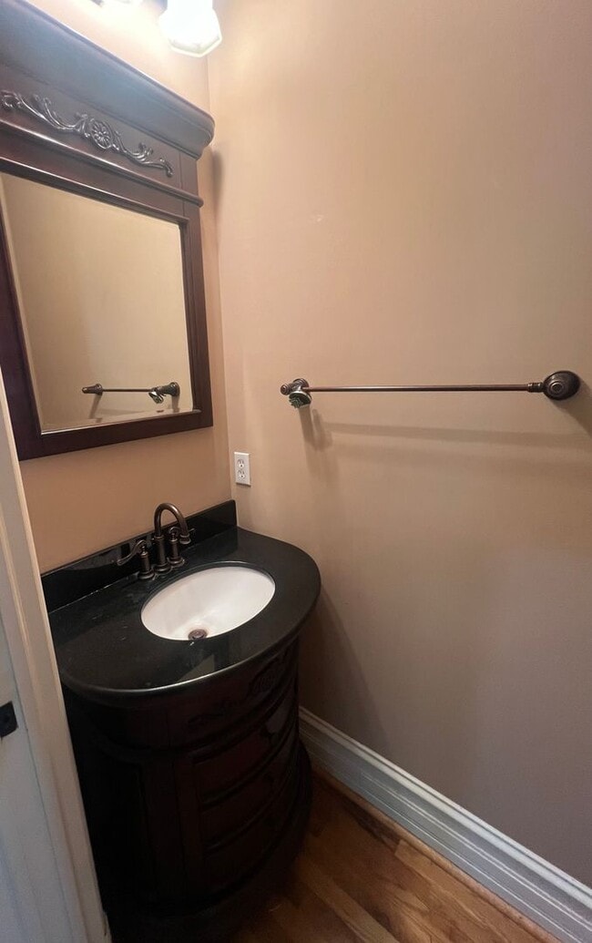 Building Photo - 2 Bedroom Condo in Shaw Available to Rent