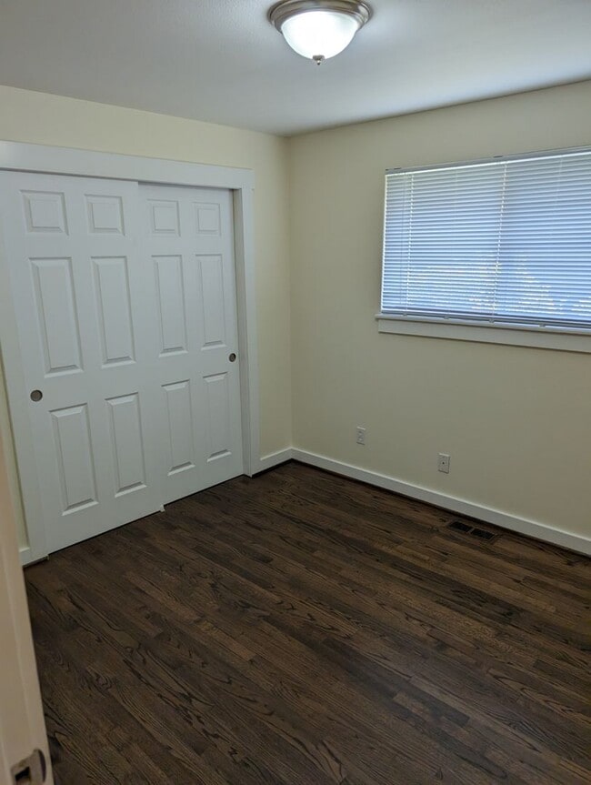 Building Photo - Highly Desirable Edmonds Rambler; 3 Bedroom 1 bath