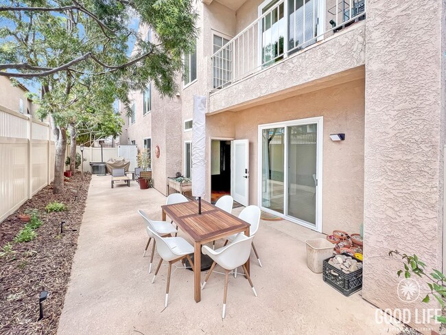 Building Photo - Beautiful Updated 2 Bed 2.5 Bath Condo in Hillcrest!
