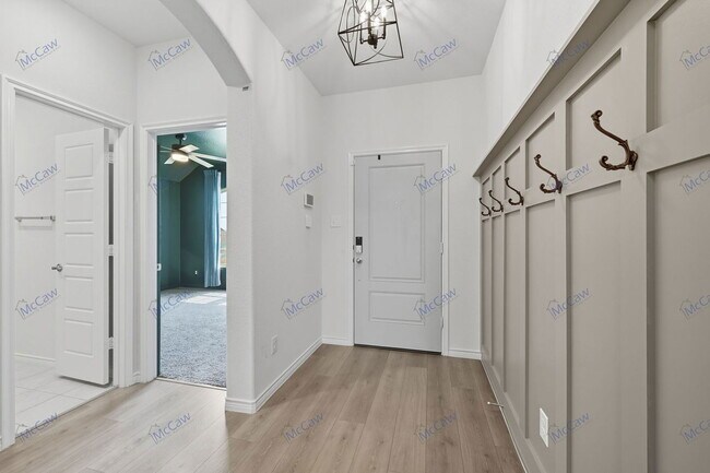 Building Photo - 3000 Llano Rd