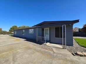 Building Photo - 2 Bed/2 Bath ON .30 ACRES - BRING THE TOYS!