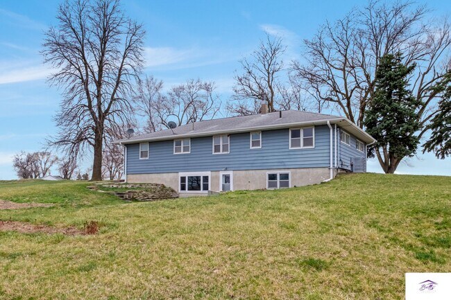 Building Photo - AVAILABLE NOW!