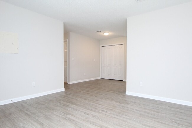 Building Photo - Updated 3/2 Brick Duplex in Northwest Pens...