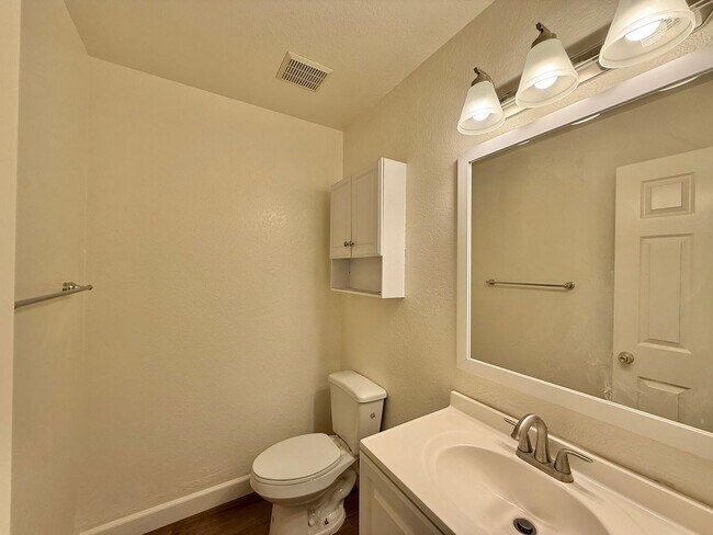 Building Photo - Upgraded and Bright 2nd floor Condo in Rol...