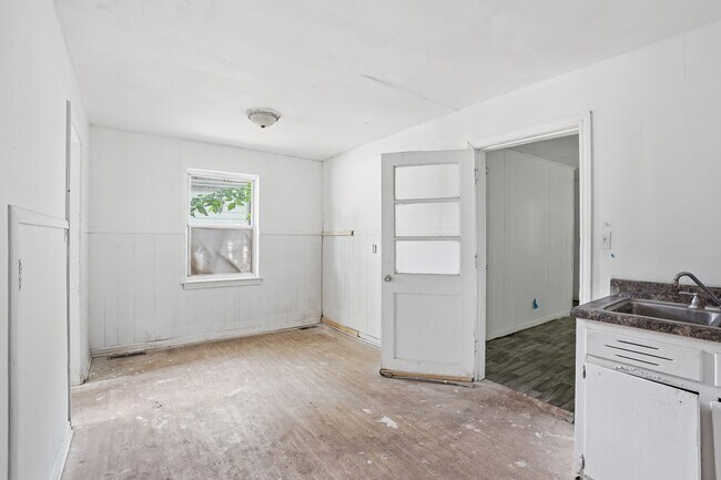 Building Photo - 7827 Rugby Ave