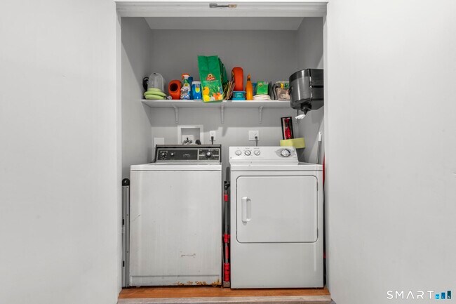 Building Photo - 7 Willowbrook Pl