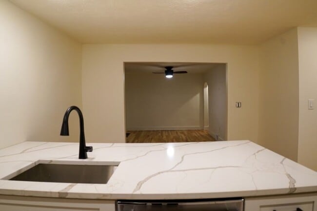 Building Photo - Luxury 2 bed 2 bath, amazing Southside loc...