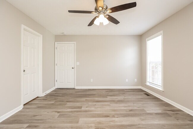 Building Photo - 721 Shandale Dr