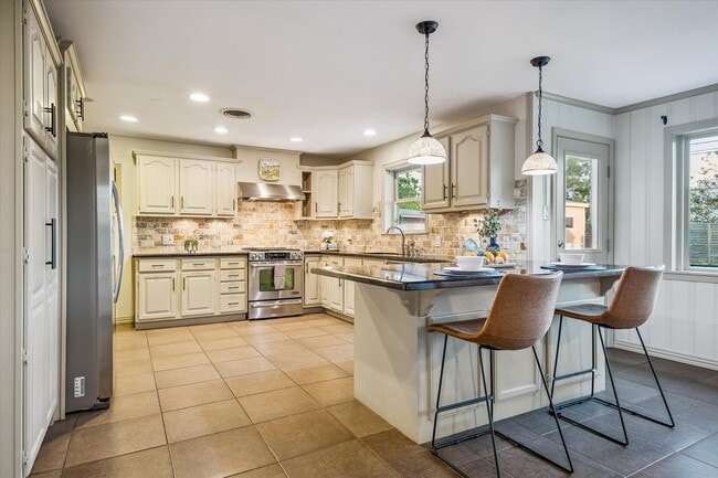 Building Photo - 9813 Pine Lake Dr