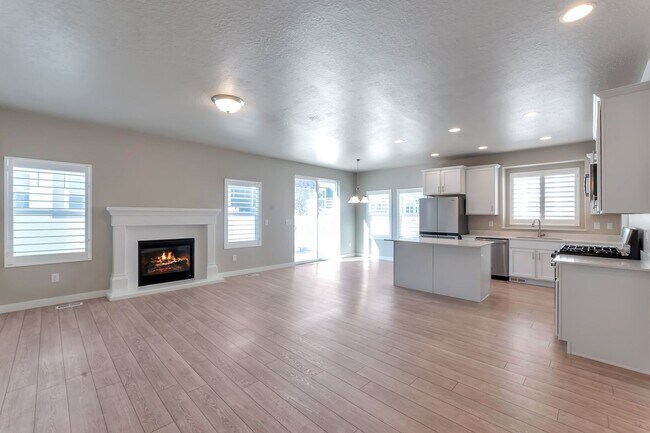 Building Photo - LEHI HOUSE W ATTACHED 2 CAR, LANDSCAPING &...