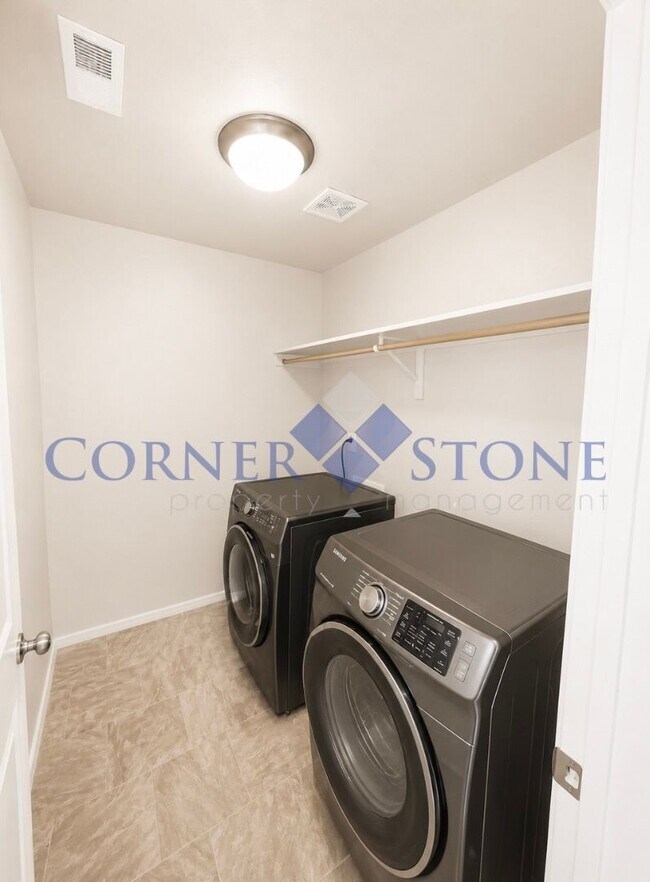 Building Photo - Great home in central location!