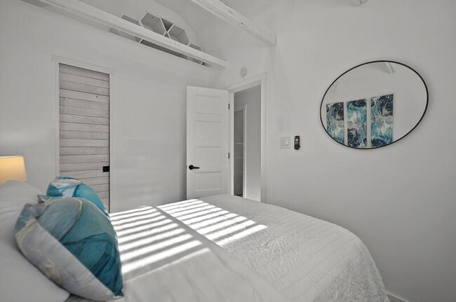 Building Photo - 2461 Depew St