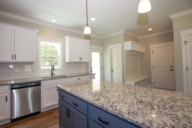 Building Photo - "Luxurious 3-Bed Townhouse with Granite Countertops on Juniper Lake Road!"