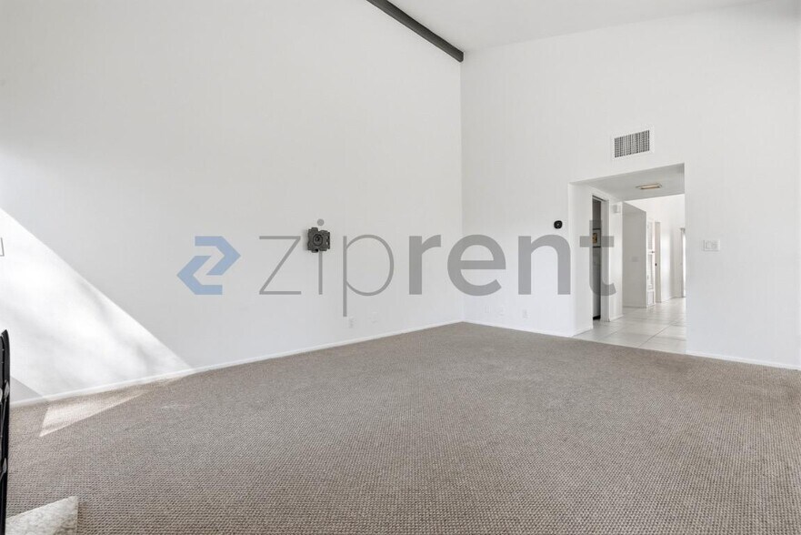 Building Photo - Unit