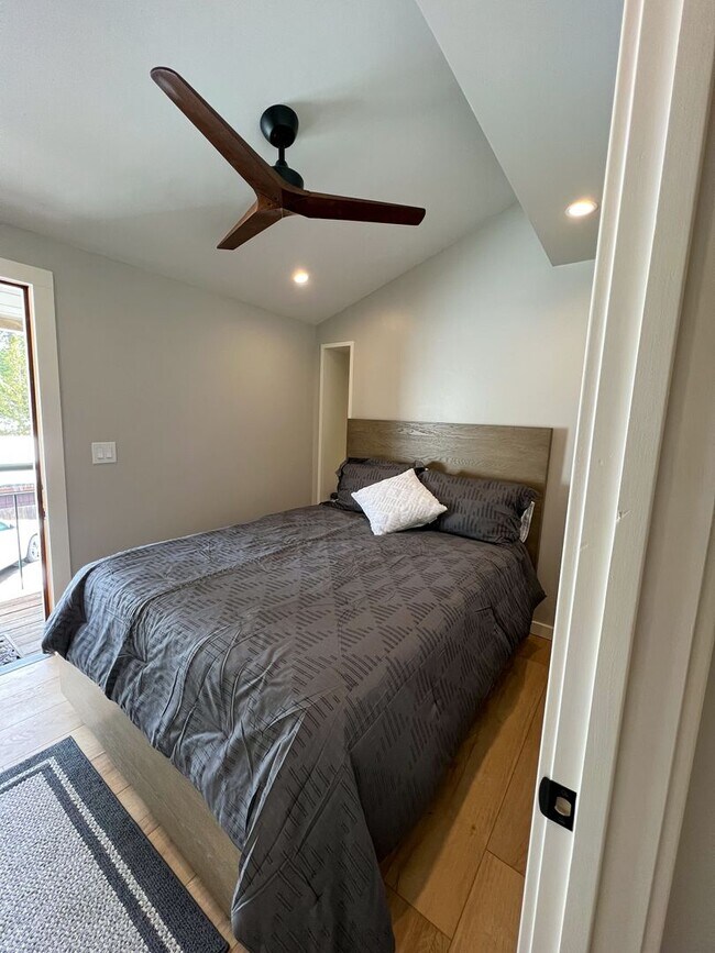 Building Photo - CALL FOR SPECIAL!!!Open for FALL and Winter!! Private Beach!!!  FULLY FURNISHED! Simplicity in a ...