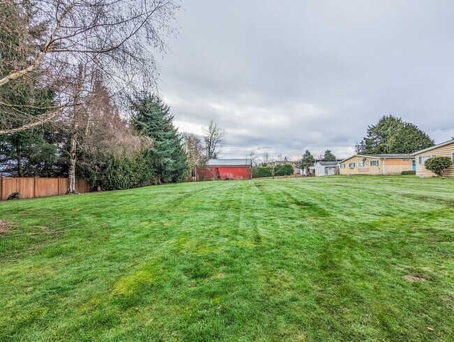 Building Photo - 15817 Manor Way