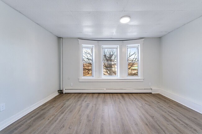 Building Photo - 3 Bedroom Apartment - Second Floor | Springfield, MA
