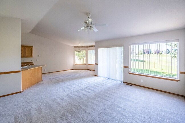 Building Photo - Home in Post Falls!