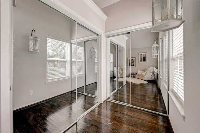 Building Photo - 1547 Cortlandt St