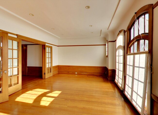 Building Photo - Expansive Top-Floor Richmond Flat | 2BD + Sunroom | Parking Included | Nearly 1,900 Sq. Ft.