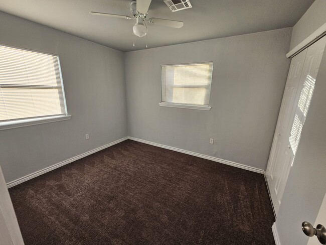 Building Photo - 411 NW Greenmeadow Dr