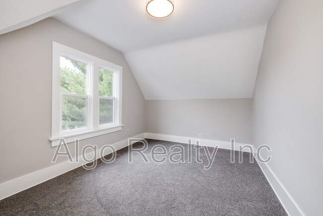 Building Photo - 2123 N Sheridan Ave