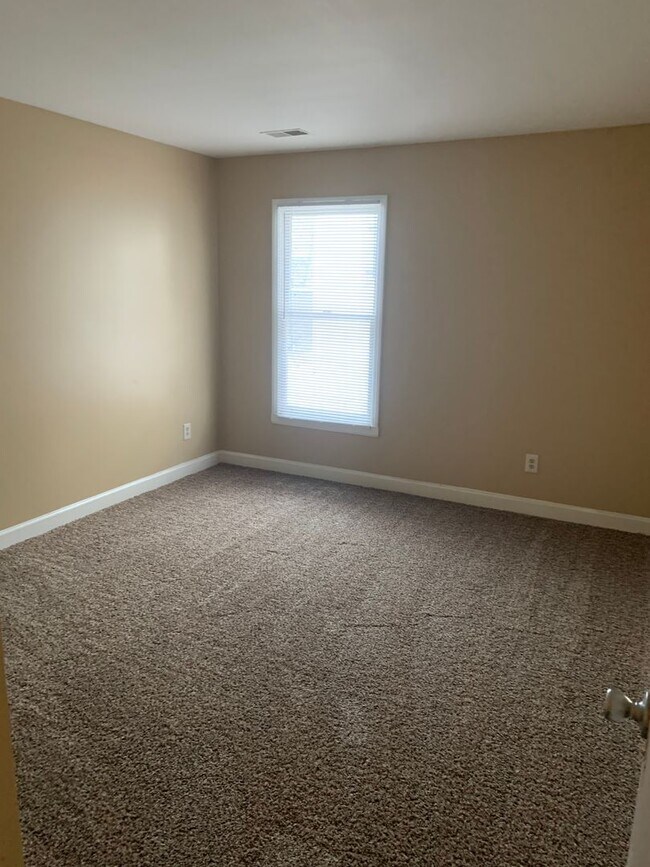 Building Photo - 3 bed/1 bath Old Louisville
