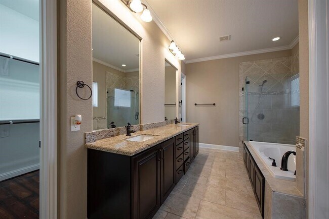 Building Photo - 106 Bella Luce